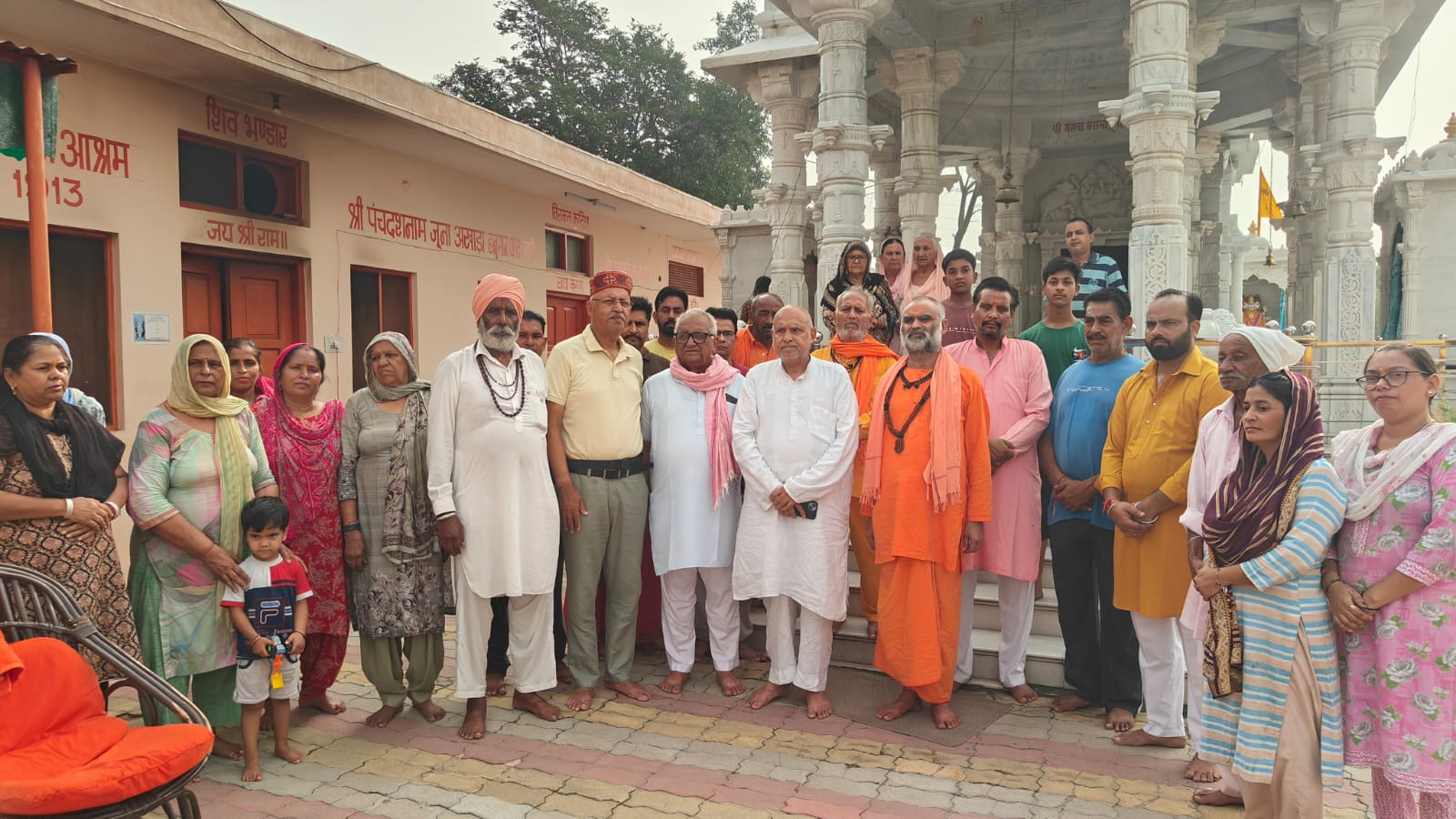 A mass Rudrabhishek was organized at the end of 41 days of continuous Rudrabhishek of Parthiv Shivling.